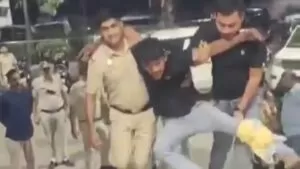 दिल्ली में गुब्बारे बेचने वाली बच्ची की Rape के बाद हत्या आरोपी पुलिस मुठभेड़ में घायल 27 THE NEWS FRAME