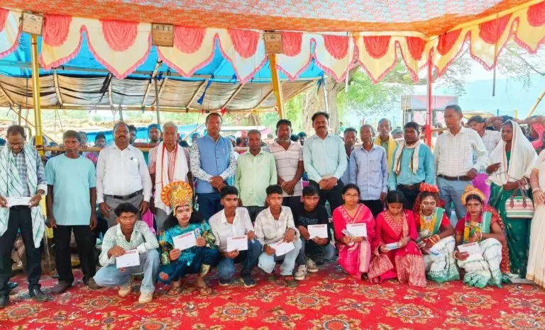 नलिता पंचायत के कायदा-जुगीडीह गांव में छऊ नृत्य सह प्रतिभा सम्मान समारोह आयोजित, मेधावी छात्र-छात्राओं व नौकरी प्राप्त युवाओं का हुआ सम्मान