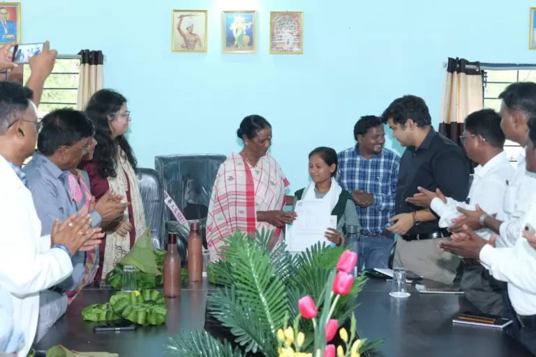 “स्वच्छ गांव, सुरक्षित जलवायु अभियान” के तहत पौधारोपण कर पर्यावरण संरक्षण का दिया संदेश – सांसद जोबा माझी