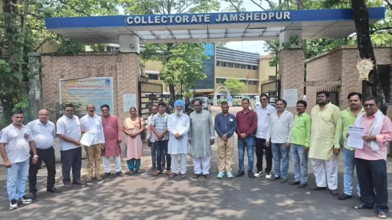 JDU पूर्वी सिंहभूम ने उपायुक्त को सौंपा जनसमस्याओं के समाधान एवं नागरिक सुविधाओं के सुदृढ़ीकरण हेतु ज्ञापन