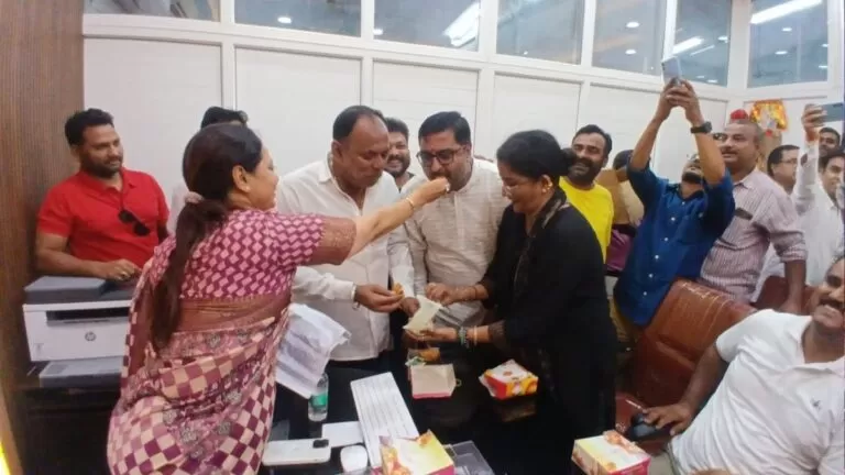 Mango नगर निगम आंदोलन के बीच मेयर सुधा गुप्ता की शालीनता की हुई सराहना प्रदर्शनकारी जदयू नेताओं को खिलाया लड्डू