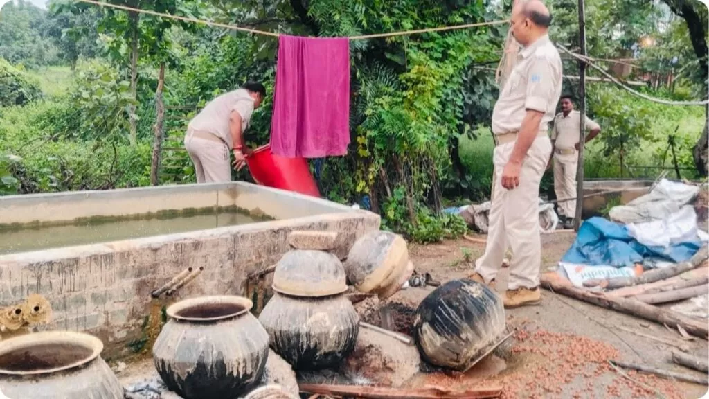 अवैध चुलाई शराब के खिलाफ उत्पाद विभाग की बड़ी कार्रवाई, तीन भट्ठियां ध्वस्त 1 THE NEWS FRAME