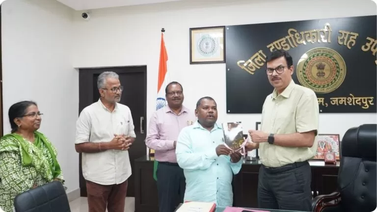 उपायुक्त ने किया मुंडारी-हिंदी द्विभाषी गीत-संग्रह पुस्तक 'ओमोन- मुंडारी साइति पुथी' का विमोचन 1 उपायुक्त ने किया मुंडारी-हिंदी द्विभाषी गीत-संग्रह पुस्तक ‘ओमोन- मुंडारी साइति पुथी’ का विमोचन