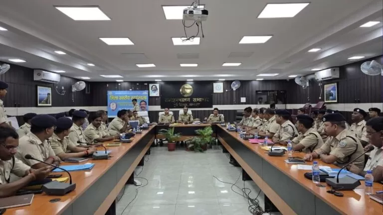 Jamshedpur पुलिस की बड़ी बैठक थाना प्रभारियों को सख्त निर्देश अवैध गतिविधियों पर जीरो टॉलरेंस की नीति 4 Jamshedpur पुलिस की बड़ी बैठक थाना प्रभारियों को सख्त निर्देश अवैध गतिविधियों पर जीरो टॉलरेंस की नीति