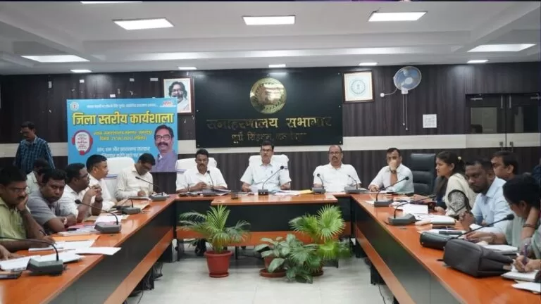 पूर्वी Singhbhum में विकास योजनाओं की समीक्षा उपायुक्त राजीव रंजन ने अधिकारियों को दिए सख्त निर्देश गुणवत्ता और समयसीमा पर रहेगा विशेष फोकस