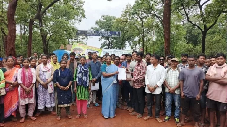 Dubil माइंस के आंदोलनरत ग्रामीणों से मिली सांसद जोबा माझी समाधान का दिया आश्वासन 1 Dubil माइंस के आंदोलनरत ग्रामीणों से मिली सांसद जोबा माझी समाधान का दिया आश्वासन