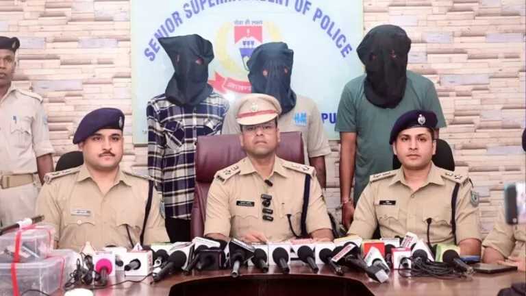 Jamshedpur DD बार हत्याकांड में पुलिस की बड़ी कार्रवाई 3 और आरोपी गिरफ्तार हथियार व बाइक बरामद 1 Jamshedpur DD बार हत्याकांड में पुलिस की बड़ी कार्रवाई 3 और आरोपी गिरफ्तार हथियार व बाइक बरामद