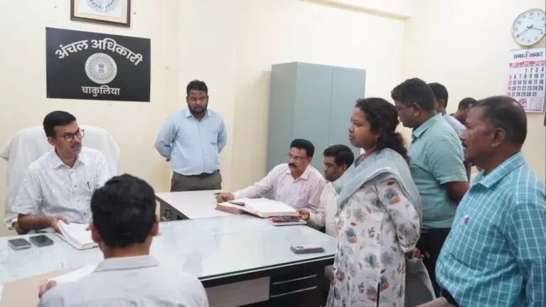 DM राजीव रंजन ने चाकुलिया अंचल एवं प्रखंड कार्यालय का किया निरीक्षण, SIR-2026, विकास कार्य और राजस्व मामलों की समीक्षा