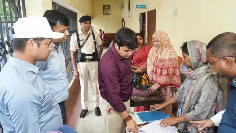 Voter list विशेष संक्षिप्त पुनरीक्षण कार्यक्रम-2026 का उपायुक्त ने किया स्थलीय निरीक्षण मतदान केंद्रों पर बीएलओ के कार्यों का लिया जायजा