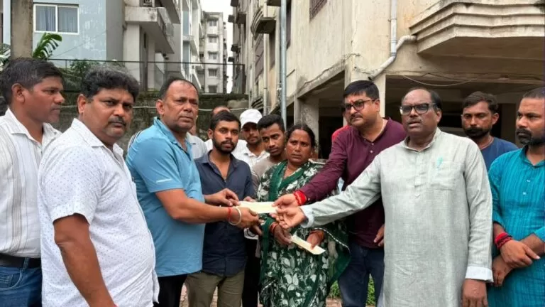 Current लगने से मृत मजदूर के परिवार को मिला 10 लाख रुपये का मुआवजा सरयू राय के हस्तक्षेप के बाद ठेकेदार ने किया भुगतान