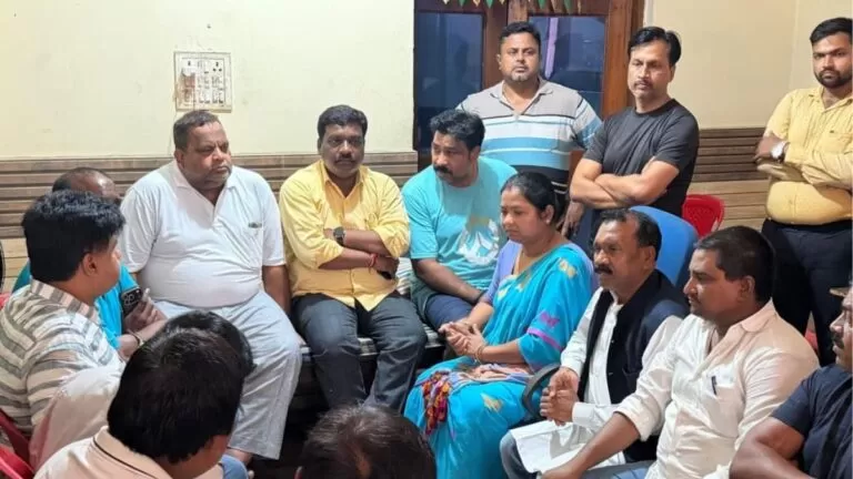 पूर्व मुख्यमंत्री मधु कोड़ा और पूर्व सांसद गीता कोड़ा ने Himanshu Kumar Singh के परिजनों से की मुलाकात 4 पूर्व मुख्यमंत्री मधु कोड़ा और पूर्व सांसद गीता कोड़ा ने Himanshu Kumar Singh के परिजनों से की मुलाकात