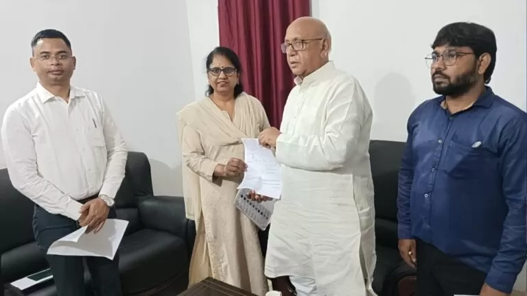 SIR-2026 अभियान में जनप्रतिनिधियों की सहभागिता जमशेदपुर पश्चिम और जुगसलाई के विधायकों ने भरा गणना प्रपत्र मतदाता सूची शुद्ध करने पर जोर 8 SIR-2026 अभियान में जनप्रतिनिधियों की सहभागिता जमशेदपुर पश्चिम और जुगसलाई के विधायकों ने भरा गणना प्रपत्र मतदाता सूची शुद्ध करने पर जोर