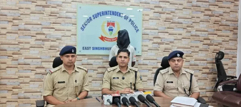 जमशेदपुर: यूनिक कलेक्शन फायरिंग कांड में फरार आरोपी मोहित बाग उर्फ थाटो गिरफ्तार, पुलिस ने पूरा गैंग किया बेनकाब 1 जमशेदपुर: यूनिक कलेक्शन फायरिंग कांड में फरार आरोपी मोहित बाग उर्फ थाटो गिरफ्तार, पुलिस ने पूरा गैंग किया बेनकाब