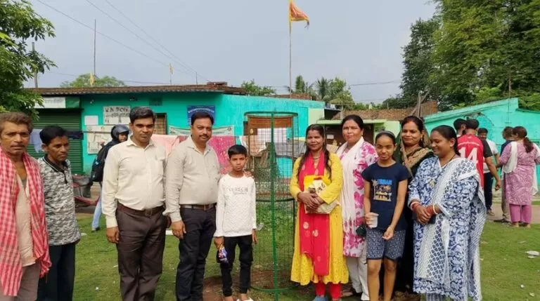 संस्कार के जन्मदिन पर लगा नीम का पौधा, पर्यावरण संरक्षण का दिया संदेश