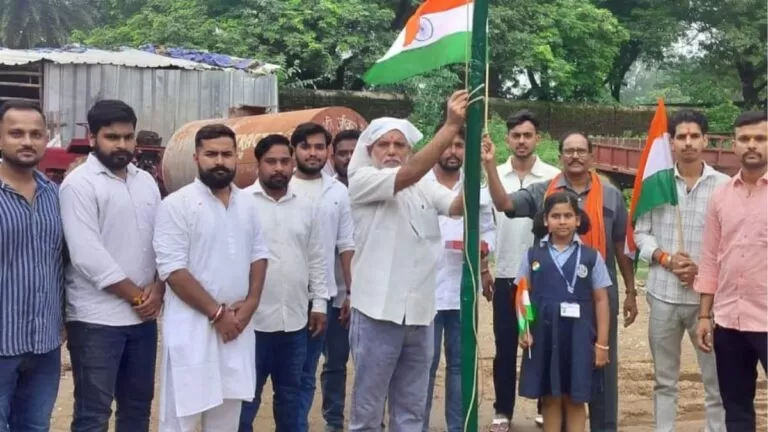 Bagbera के बजरंगी खेल मैदान में सुबोध झा ने फहराया राष्ट्रीय ध्वज राष्ट्र प्रथम का लिया संकल्प