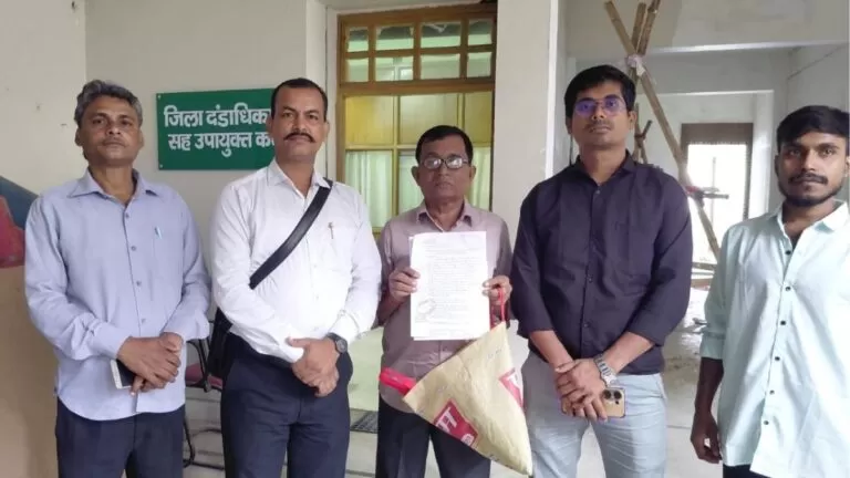 Kuluptanga रोड नंबर-19 के निवासी सड़क और नाली की बदहाल स्थिति से परेशान उपायुक्त को सौंपा ज्ञापन 5 Kuluptanga रोड नंबर-19 के निवासी सड़क और नाली की बदहाल स्थिति से परेशान उपायुक्त को सौंपा ज्ञापन