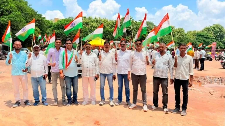 Jamshedpur में निकली विशाल तिरंगा यात्रा राष्ट्रभक्ति के रंग में रंगा शहर 12 Jamshedpur में निकली विशाल तिरंगा यात्रा राष्ट्रभक्ति के रंग में रंगा शहर